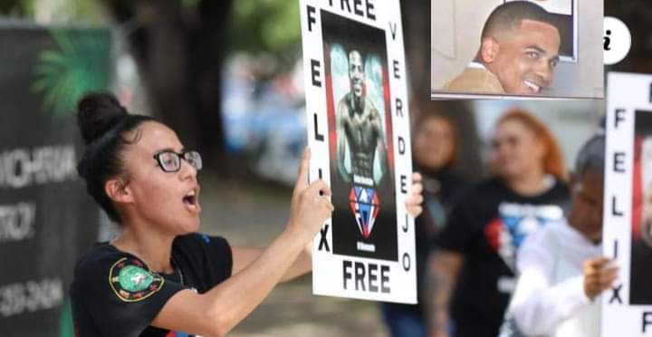 PONCENOTICIAS's tweet photo. #FREEVERDEJO 😳❓Manifestantes solicitan la libertad de Félix Verdejo❗
La expresión frente el Tribunal Federal desató la indignación de la familia de Keishla Rodríguez Ortiz. Estas de acuerdo con los manifestantes o en contra 🤔❓ https://t.co/OKEC56cvRo