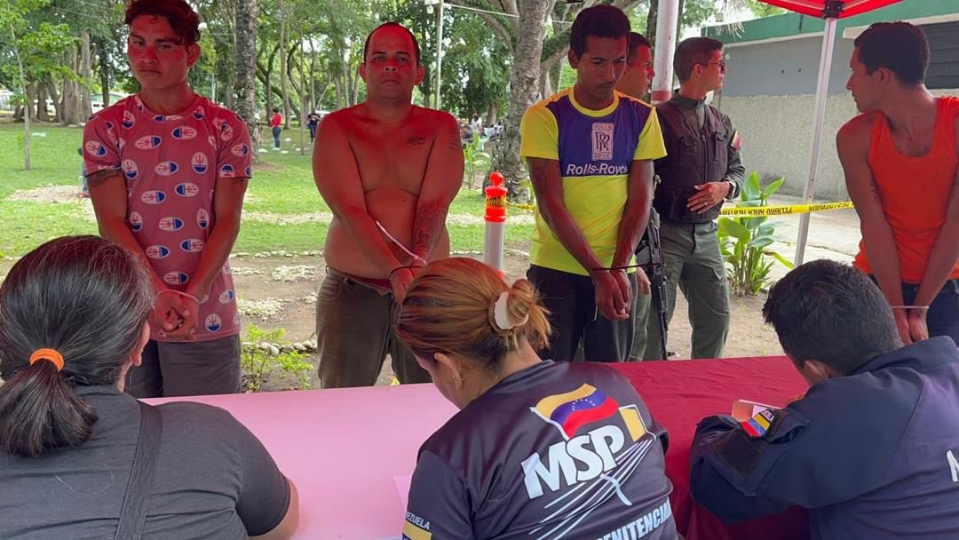 Derecho_paz's tweet photo. Tras la ejecución de la Operación Cacique Guaicaipuro nos encontramos realizando el traslado de toda la población privada de libertad que se encontraba en el Internado Judicial Monagas, ubicado en La Pica de la región oriental del país. https://t.co/qVhYfNPjs8