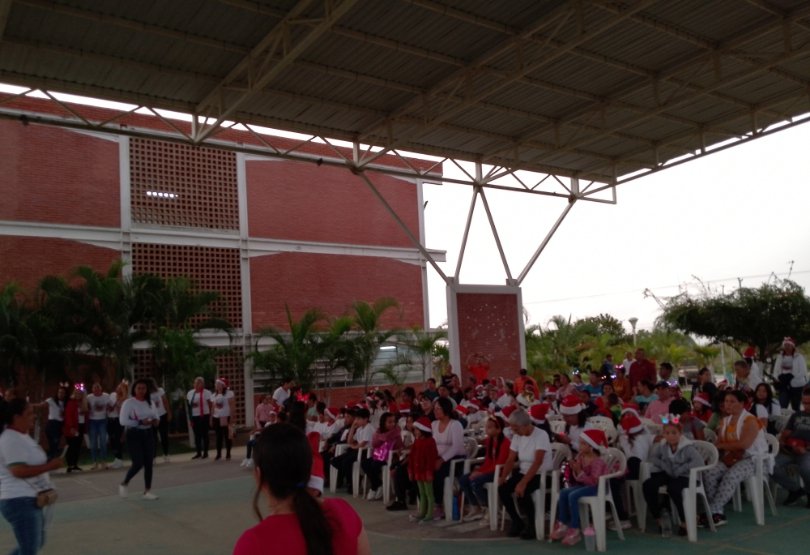 esimonb3's tweet photo. Así fue la Llamarada institucional en la Escuela Simón Bolívar. Con la participación protagónica de los estudiantes, madres, padres y representantes. https://t.co/kox8A4c3WU