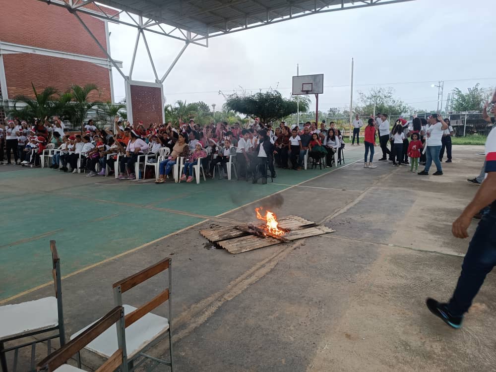 esimonb3's tweet photo. Así fue la Llamarada institucional en la Escuela Simón Bolívar. Con la participación protagónica de los estudiantes, madres, padres y representantes. https://t.co/kox8A4c3WU