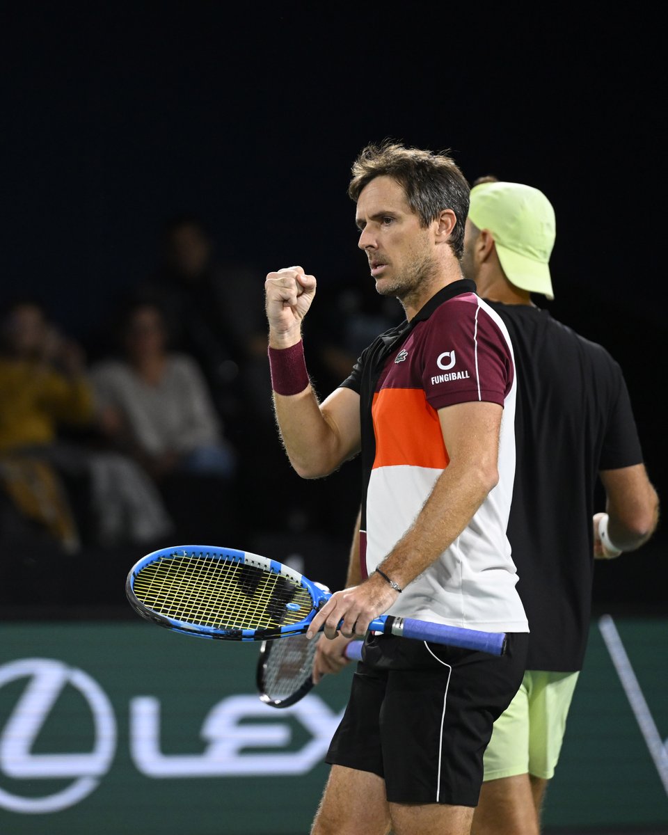 FFTennis's tweet photo. Qualifiés dans le dernier carré !!!

@ERogerVasselin  et @gonzalezsanty s’offrent les têtes de série numéro 2 et joueront demain une place en finale du @RolexPMasters  !

👏👏👏👏

#RolexParisMasters https://t.co/HnAUx30YhE