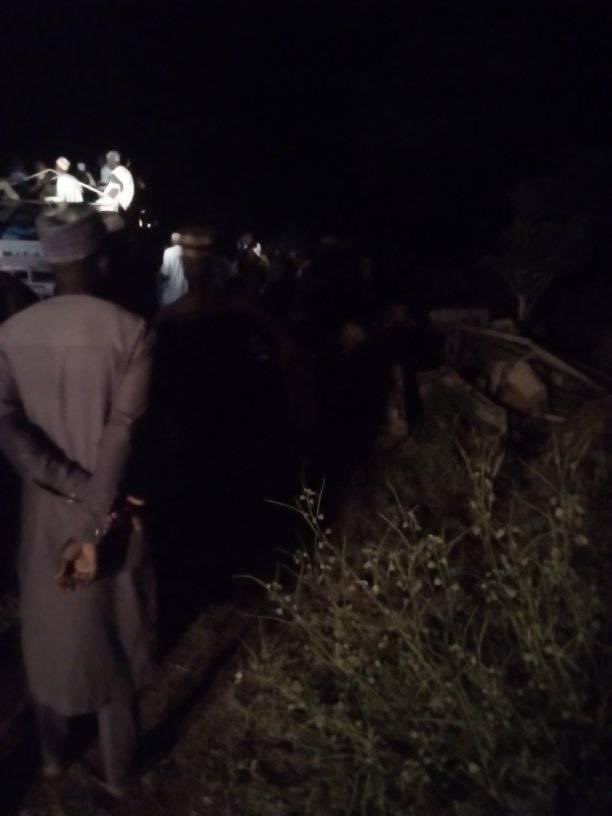 Just In: Suspected armed robbers have blocked the road along Kano to Birnin Kudu. 

The robbers mounted checking point between Marke and Takai and Panda and Takai.

Commuters should be warned to be careful.