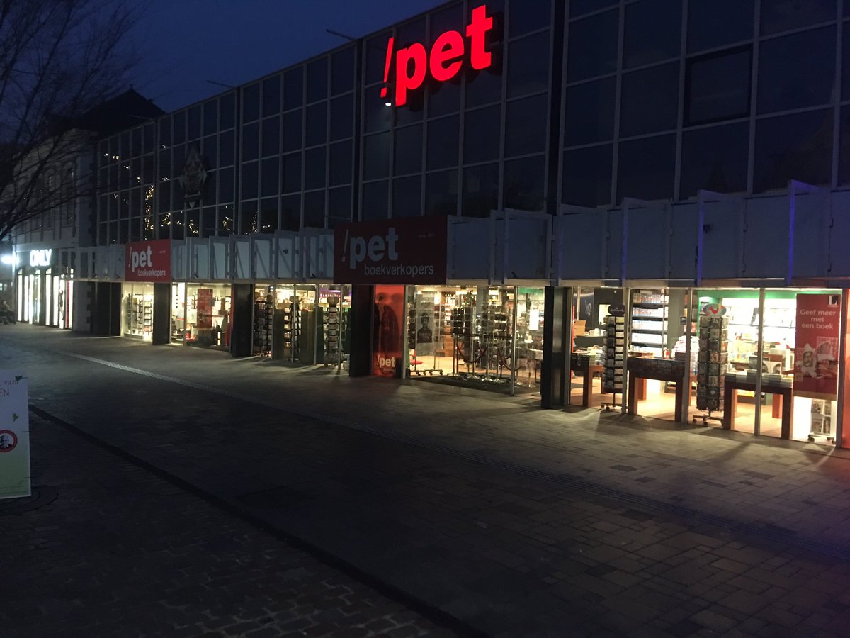 ToniMelenhorst's tweet photo. “Retail is mensenwerk” De nieuwe Hans van Tellingen met eigenzinnige, tegendraadse, maar met een goed onderbouwde visie op de retail. Nu in de boekhandel en gelijk de tip van de week. !pet boekverkopers Hoogeveen https://t.co/TMn0QAgzYn @hansvantelling #retail #tipvandeweek https://t.co/Ghwey0HnxW