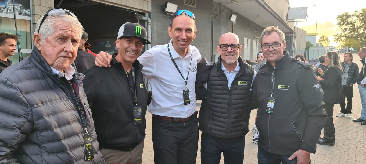 RafSpeedway's tweet photo. Speedway Legends 🤩
17 X 🥇 Indywidualni Mistrzowie Świata na jednej fotce👌
#speedwayfamily
#TonyRickardsson x6
#BarryBriggs x4
#GregHancock x4
#KelvinTatum x 3 Long Track https://t.co/hND2XdRiyV