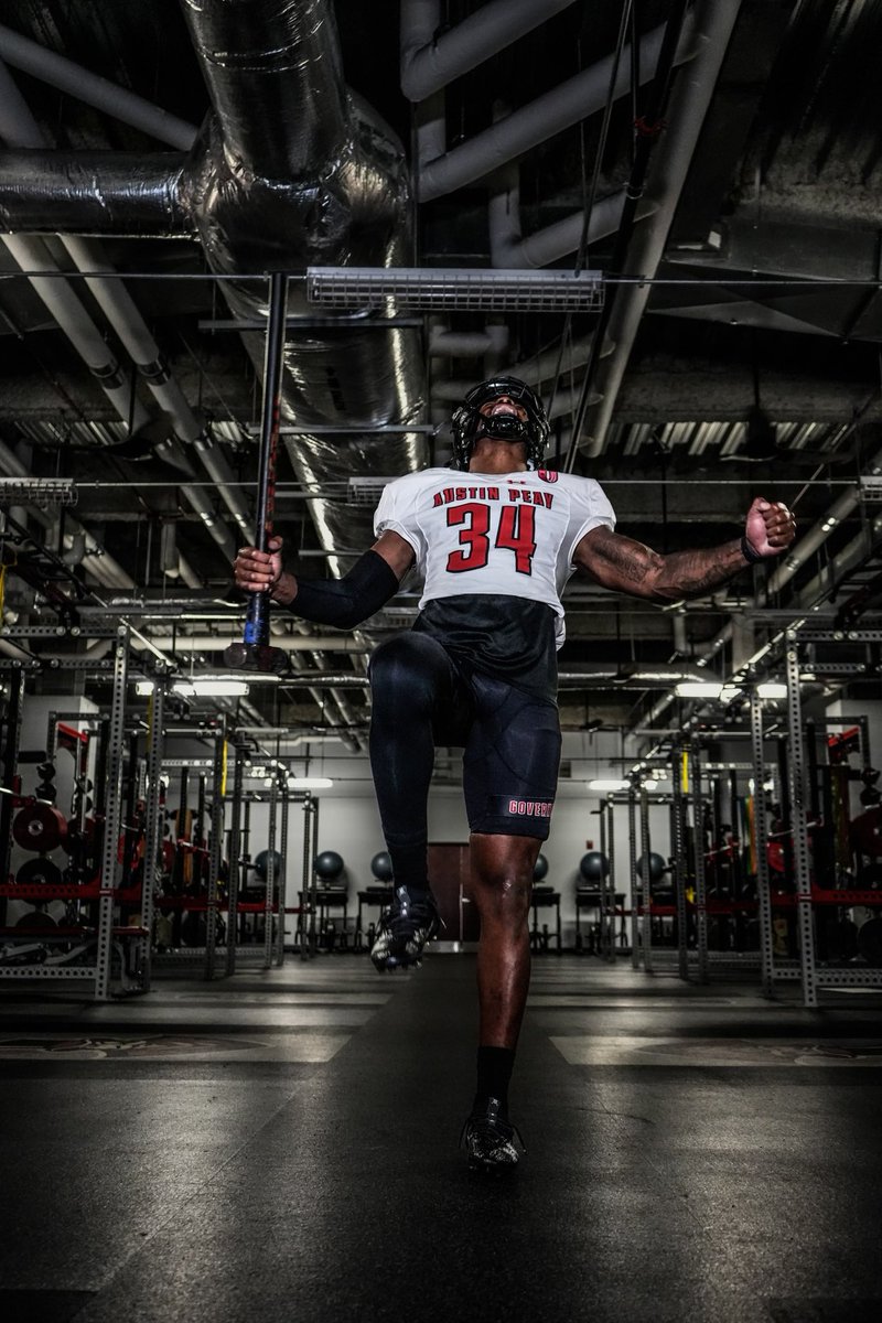 GovsFB's tweet photo. Ready for the fight. 🎩🏈

⚫️⚪️⚫️

#ChaseTheLion | #LetsGoPeay https://t.co/hhtVy1KRyf