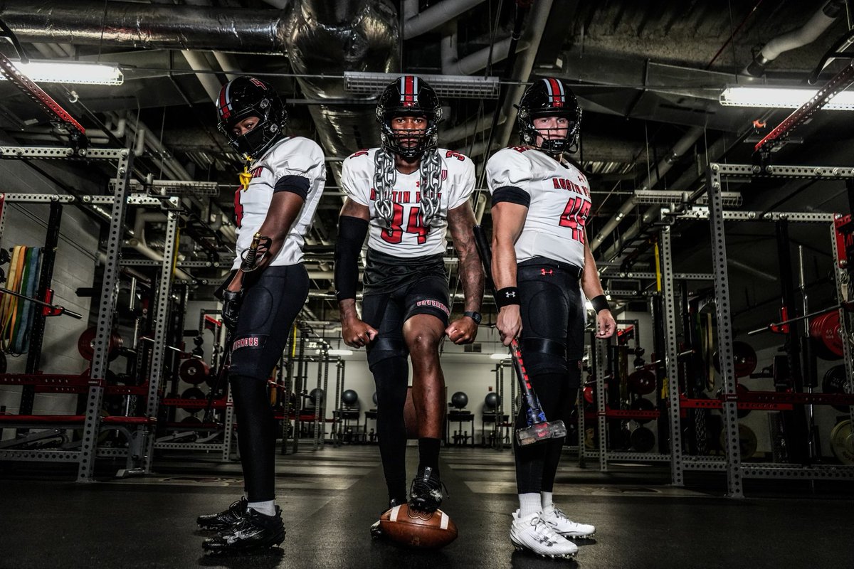 GovsFB's tweet photo. Ready for the fight. 🎩🏈

⚫️⚪️⚫️

#ChaseTheLion | #LetsGoPeay https://t.co/hhtVy1KRyf
