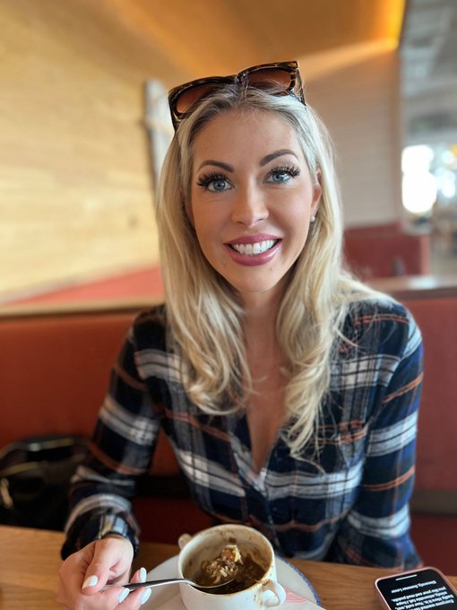 Snagged @HollyHotwife for some chowder and bisque this afternoon :) https://t.co/rT78lZKzMZ<a class="tags" href="/tag/hollyhotwife">@hollyhotwife</a><a href="/tag/toes"class="tags"><span>#toes</span></a>