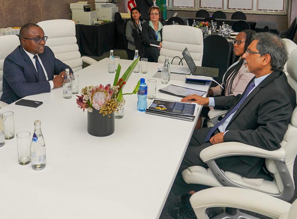 Today, on the sidelines of #AGOAForum2023, Minister @Ngabitsinze met with his counterpart, Mr. Ebrahim Patel, Minister of @the_dtic. Their discussions focused on working together to implement the #AfCFTA and increase businesses between the two countries.