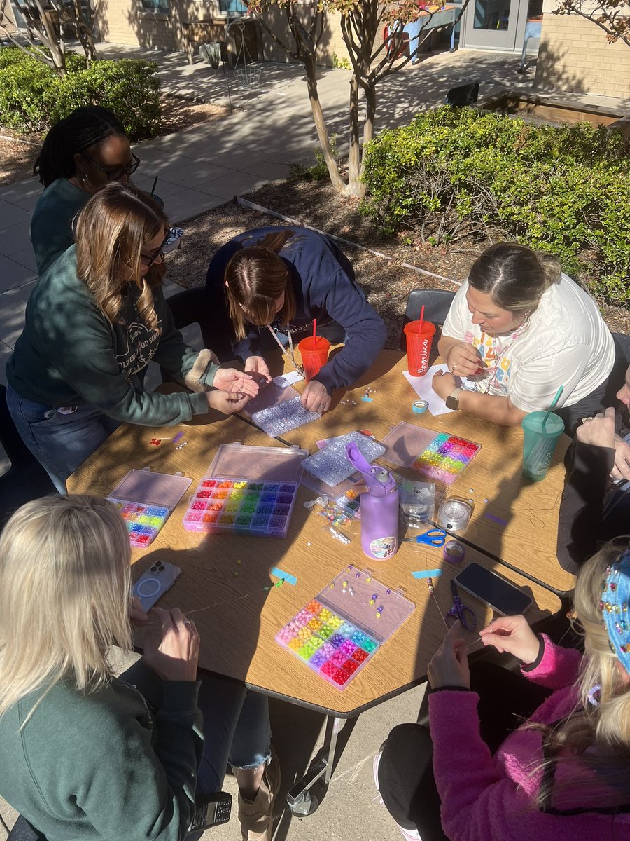 TechItOutTeach's tweet image. Thank you to everyone who came out to the coaches’ first annual Sunshine & Snacks! We had so much fun making friendship bracelets and getting to spend time connecting with our amazing @FISD_ECS community!! @miss_holifield @KathyKnesek