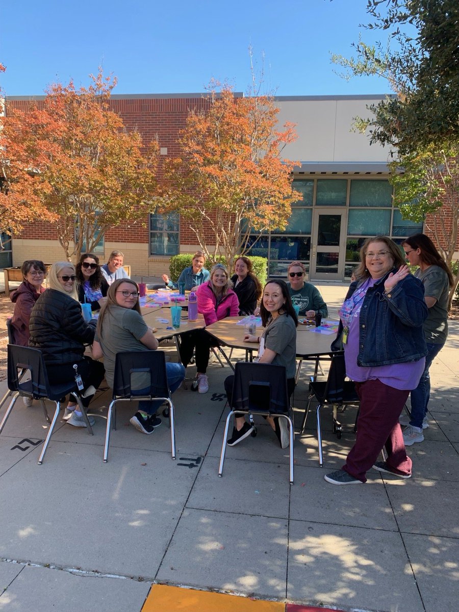 TechItOutTeach's tweet image. Thank you to everyone who came out to the coaches’ first annual Sunshine & Snacks! We had so much fun making friendship bracelets and getting to spend time connecting with our amazing @FISD_ECS community!! @miss_holifield @KathyKnesek
