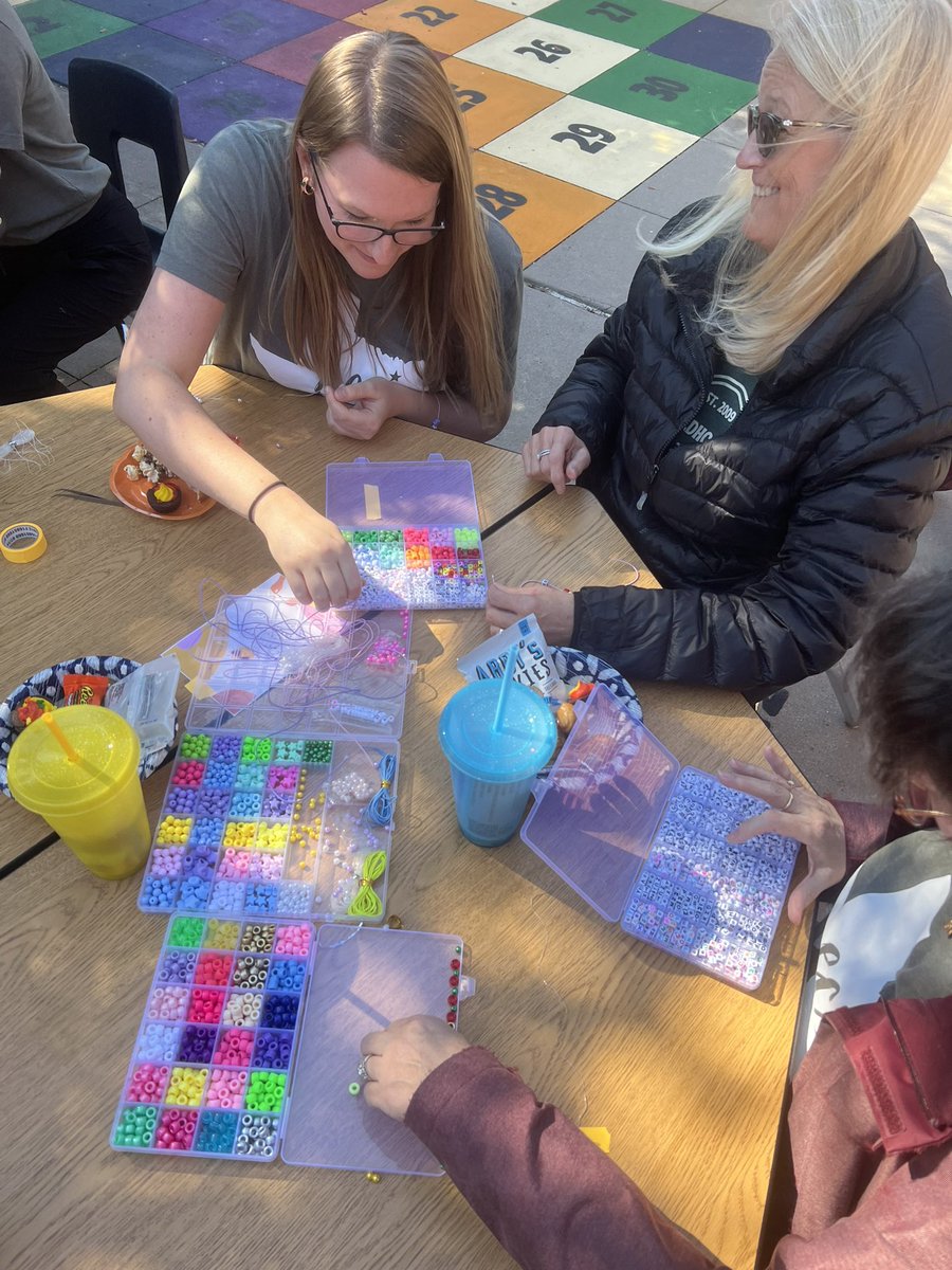 TechItOutTeach's tweet image. Thank you to everyone who came out to the coaches’ first annual Sunshine & Snacks! We had so much fun making friendship bracelets and getting to spend time connecting with our amazing @FISD_ECS community!! @miss_holifield @KathyKnesek