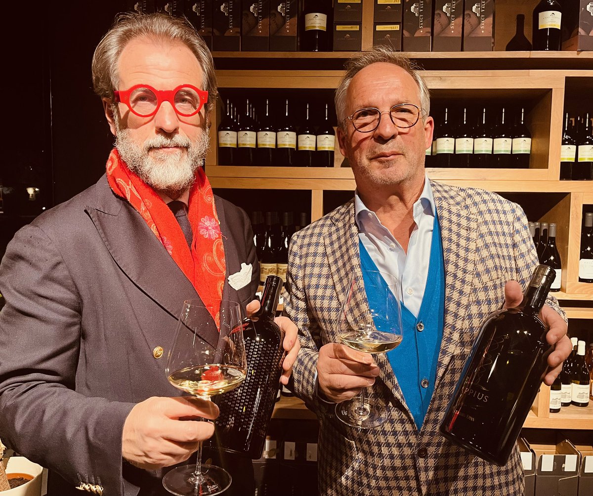 WineNewsIt's tweet photo. Non capita tutti i giorni di #degustare 10 #annate che ripercorrono un pezzo di #storia di una delle più importanti #cantineitaliane, di diritto tra i top player dell’#AltoAdige: dal 2010 al 2019, in assaggio da #SanMicheleAppiano, #Appius, il #capolavoro dell’#enologo #HansTerzer, oggi, sulla strada del vino di #Appiano, tappa d’arrivo, ma anche d’avvicinamento, ad uno degli appuntamenti più importanti del vino, il #MeranoWineFestival. Tutte le #vendemmie, da sempre frutto della terra e del lavoro dell’uomo, sono come dei figli, non ci sono dei preferiti … quello che ci ha dato più soddisfazione adesso è stato il 2012 per la sua eleganza e finezza. Ma complimenti al 2019 che debutta oggi in società e … che bella anche la “piccola annata” 2014. #Prosit ! (ar)