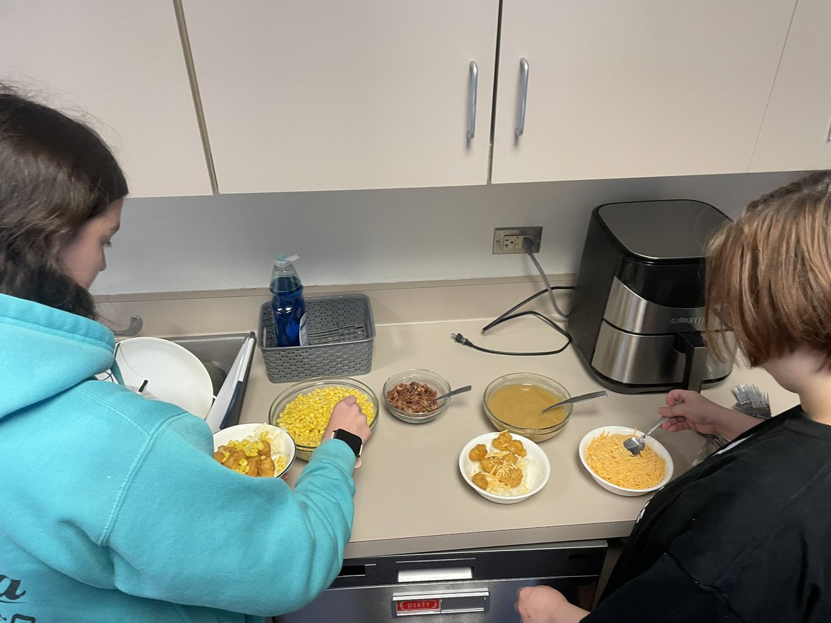 JoreeMorris's tweet photo. Today in the #granttransitionprogram we made #kfcbowls for lunch, and what a hit! We learned how to peel potatoes and make mashed potatoes from scratch, how to time out what to cook when, and how to work together on meal planning. So delicious and easy to make. #independentliving https://t.co/4xhyVeCjyJ