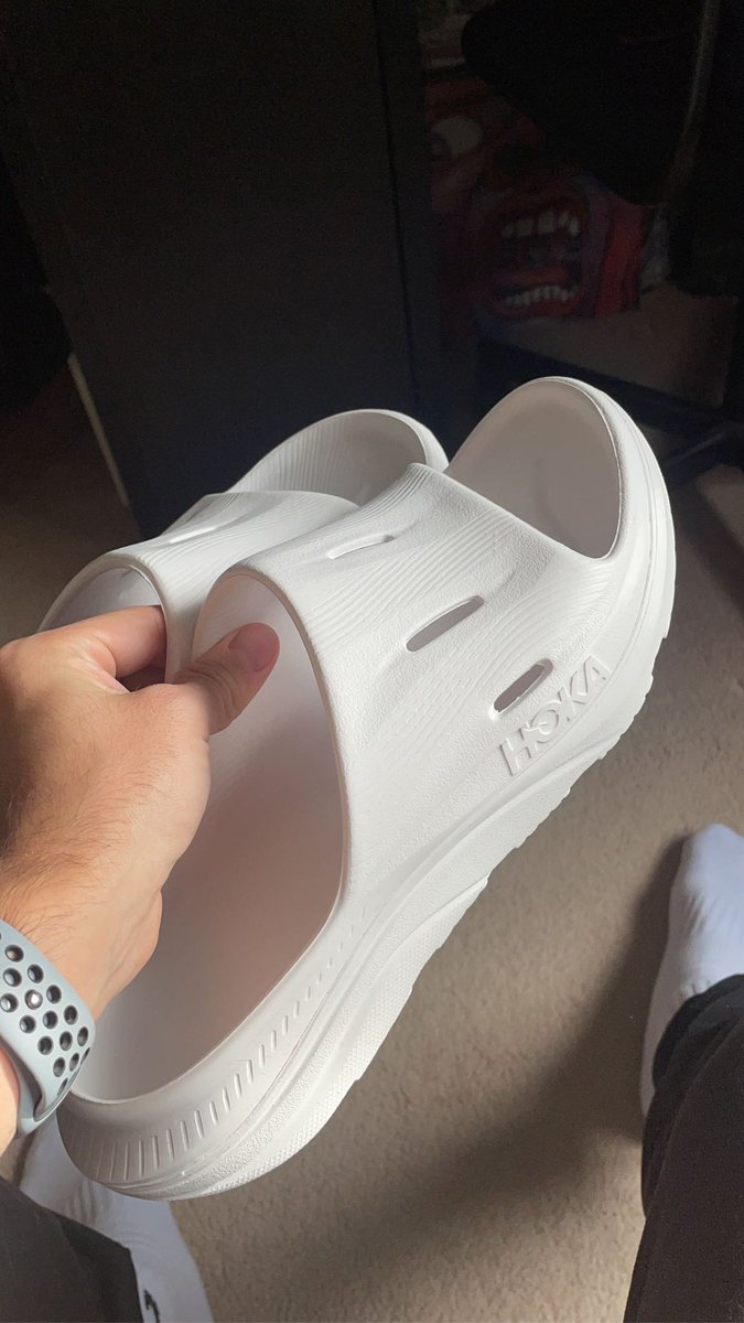 maxisnotalright's tweet photo. hoka slides are goated https://t.co/VfshAfpWVO