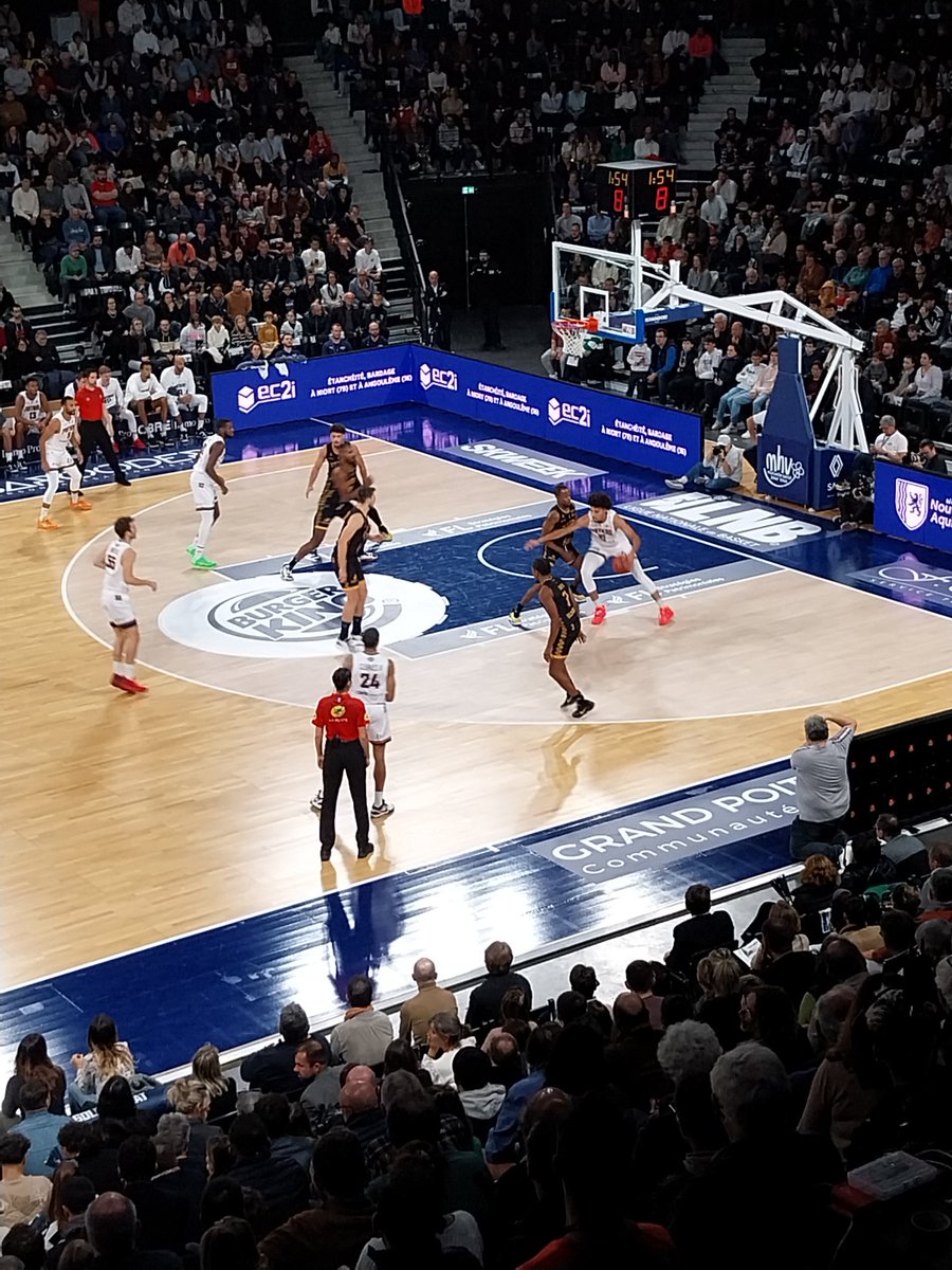 departement86's tweet image. 🏀Alain Pichon &amp;amp; Pascale Guittet donnent le coup d'envoi du match PB86🆚Fos Provence Basket à l'Arena #Futuroscope
▶️Remise du ballon signé par l'équipe de basket 3x3 chinoise à Justine Germanaud, coach de basket à #Chauvigny
▶️La rencontre est parrainée par le #Département86