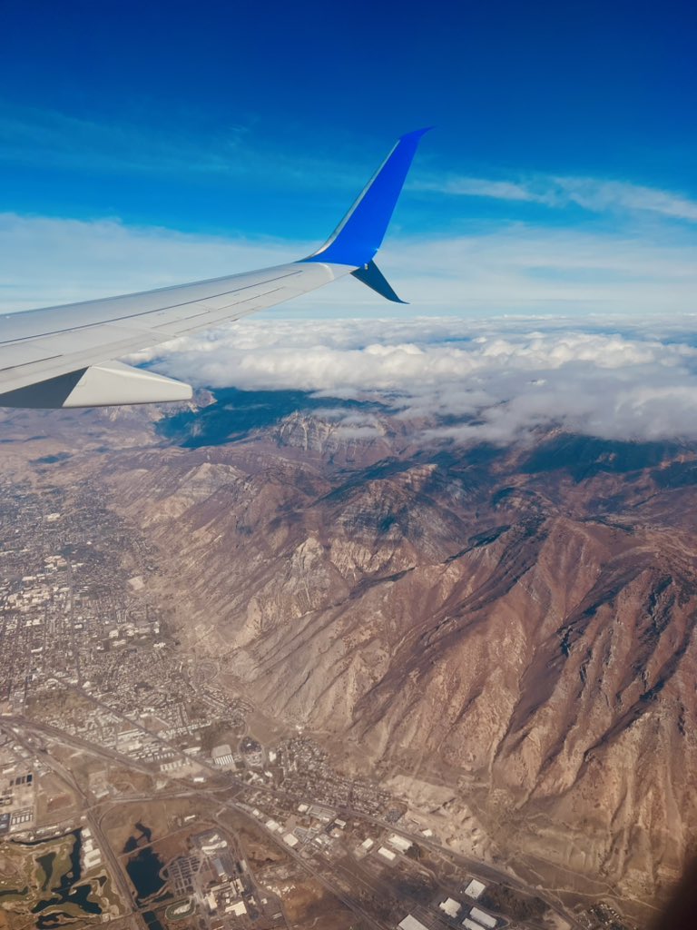 HalletJulie's tweet photo. Salt Lake City views ☁️ 🏔️ 🛬

Looking forward for be @NANETS1 regional symposium starting tomorrow with @helops79 @marklewismd 
And time to catch up with #NETologists friends @AGangiMD @OncoThor @JaydiDelRivero @PamelaKunzMD https://t.co/mn669c5SsN