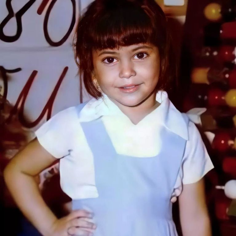 LaRomantica929's tweet photo. #LaFotoDelRecuerdo ❤️
#Shakia cuando tenía siete años, 1984. https://t.co/HFlG3IdxRY