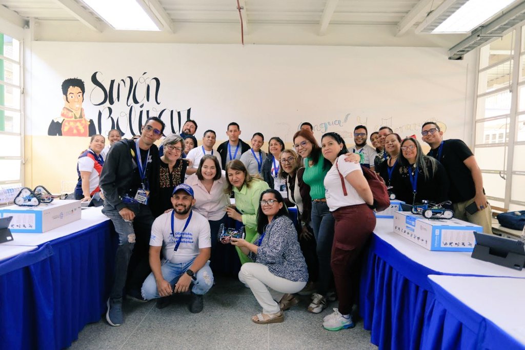 Gabrielasjr's tweet photo. Formación técnica dirigida a 400 docentes y facilitadores  responsables de los núcleos de robótica educativa por regiones: Caracas, La Guaira, Miranda, Aragua, Carabobo y Yaracuy.

Como parte de las iniciativas de formación del Programa Nacional
Semilleros Científicos para la conformación de “Núcleos de
Robótica Educativa”, el @Mincyt_VE
y el @MPPEDUCACION,  forman
en robótica educativa, a docentes y tutores de los diferentes espacios del sistema educativo, que permita que los y las estudiantes se inicien desde edades muy tempranas en la robótica, electrónica y la programación de forma interactiva,
lúdica y divertida.

Promover la enseñanza y divulgación del aprendizaje en ciencia, tecnología e innovación es una de las orientaciones del Presidente @NicolasMaduro mediante un modelo de socialización del conocimiento científico, aprender desde el "Hacer y Crear", para fortalecer la producción científica y técnica con prospectiva para su vinculación en los diferentes motores productivos.

#CienciaParaLaVida 
#VenezuelaIntegra