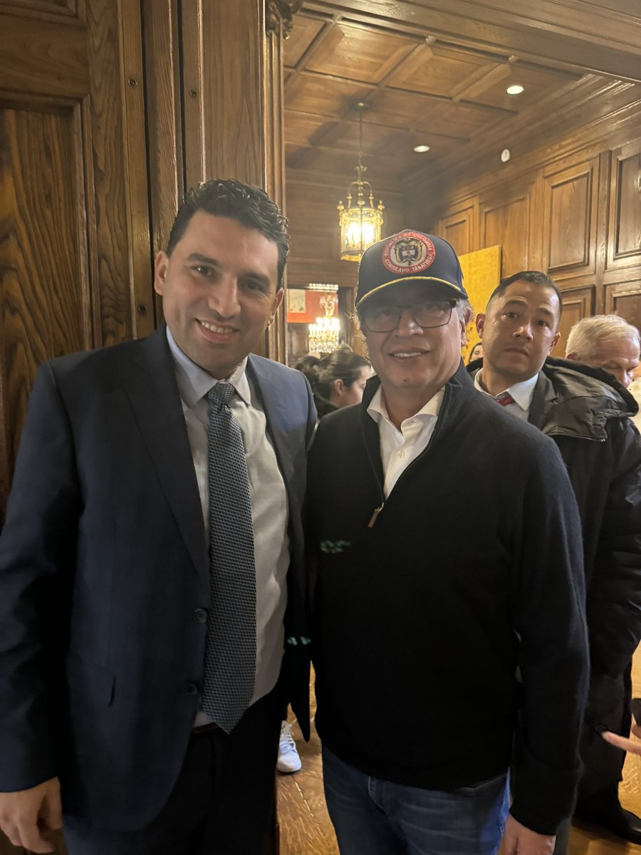 RoyAlejandroB's tweet photo. Acompañamos al presidente @petrogustavo en su visita a Washington. Transformación productiva, transición energética, y seguridad humana, para la protección de la vida en Colombia y en el mundo. https://t.co/qSSdg1pIrx
