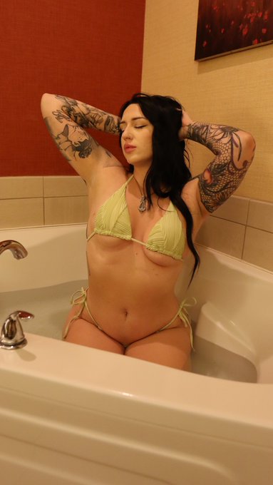 There&rsquo;s room in the jacuzzi for two&hellip; just saying 💁🏻&zwj;♀️ https://t.co/OpB5aFtLNl<a href="/tag/newprofilepic"class="tags"><span>#newprofilepic</span></a>