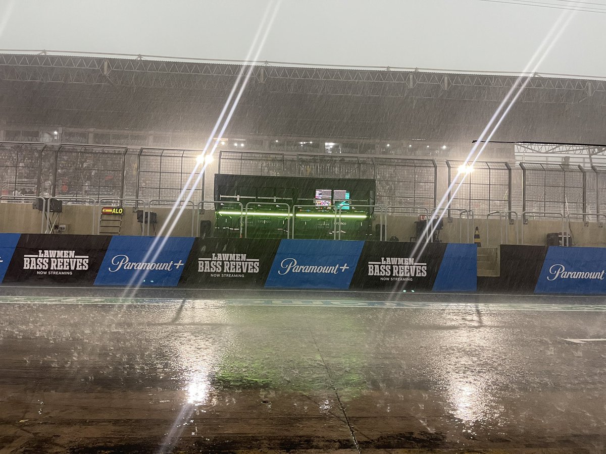 PedrodelaRosa1's tweet photo. Tampoco llueve tanto ahora en Interlagos…🌊😅 #BrasilGP https://t.co/NUuwl6cBwp