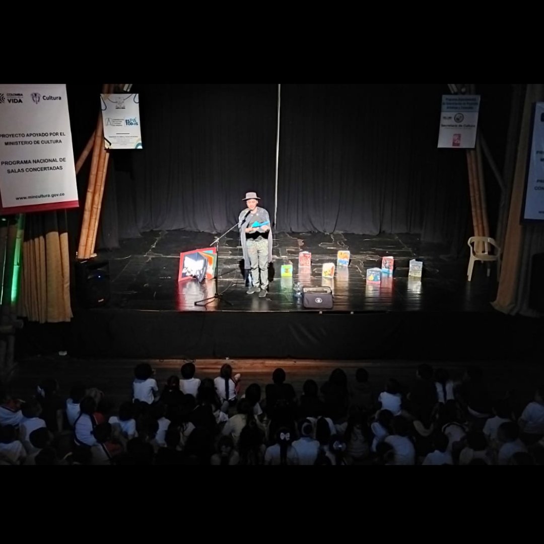 FUNDANZA's tweet photo. "La Feria de la Literatura cobró vida con emocionantes presentaciones artísticas que añadieron un toque mágico al evento. 📚✨ Disfrutamos de actuaciones llenas de creatividad que nos transportaron a los universos de nuestros libros favoritos. 🎭📖 #FeriaDeLaLiteratura https://t.co/Ek9BnHyLPi