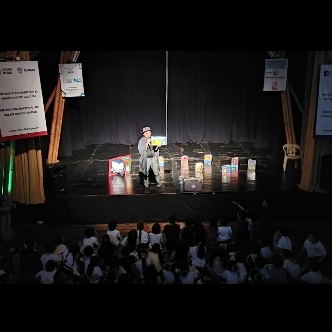 FUNDANZA's tweet photo. "La Feria de la Literatura cobró vida con emocionantes presentaciones artísticas que añadieron un toque mágico al evento. 📚✨ Disfrutamos de actuaciones llenas de creatividad que nos transportaron a los universos de nuestros libros favoritos. 🎭📖 #FeriaDeLaLiteratura https://t.co/Ek9BnHyLPi