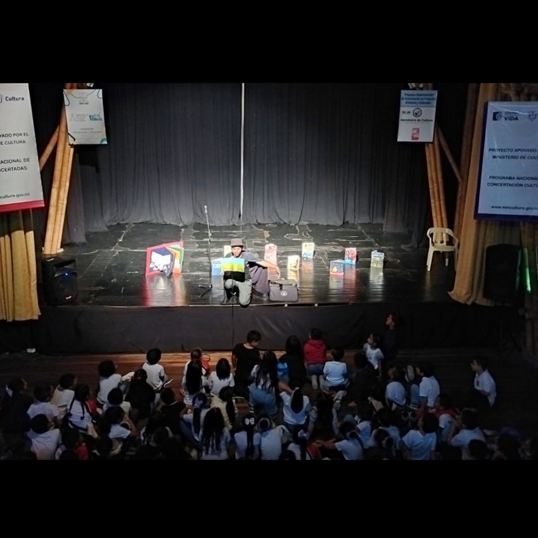 FUNDANZA's tweet photo. "La Feria de la Literatura cobró vida con emocionantes presentaciones artísticas que añadieron un toque mágico al evento. 📚✨ Disfrutamos de actuaciones llenas de creatividad que nos transportaron a los universos de nuestros libros favoritos. 🎭📖 #FeriaDeLaLiteratura https://t.co/Ek9BnHyLPi