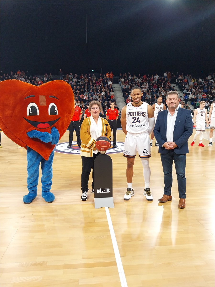 departement86's tweet image. 🏀Alain Pichon &amp;amp; Pascale Guittet donnent le coup d'envoi du match PB86🆚Fos Provence Basket à l'Arena #Futuroscope
▶️Remise du ballon signé par l'équipe de basket 3x3 chinoise à Justine Germanaud, coach de basket à #Chauvigny
▶️La rencontre est parrainée par le #Département86