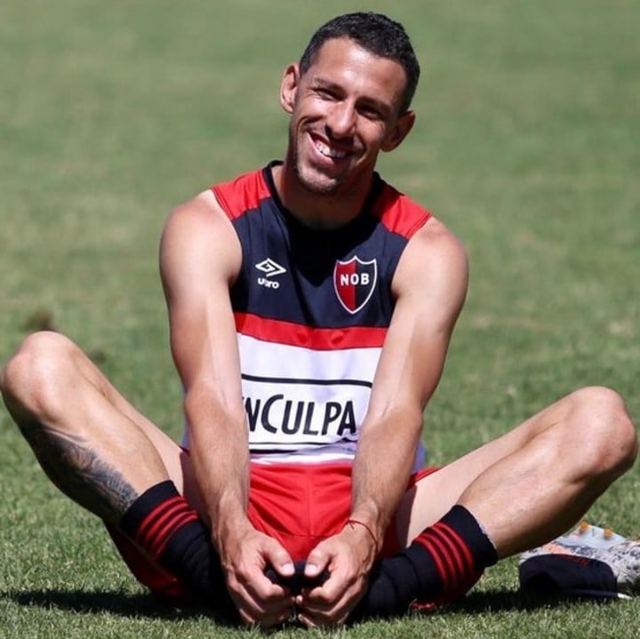 Elbebo_'s tweet photo. Dale me gusta al mejor de los nuestros en la cancha en el dia del 120 aniversario Leproso 🔴⚫ #Newells #nob #leproso #fierarodriguez https://t.co/MmL9QjlS9f
