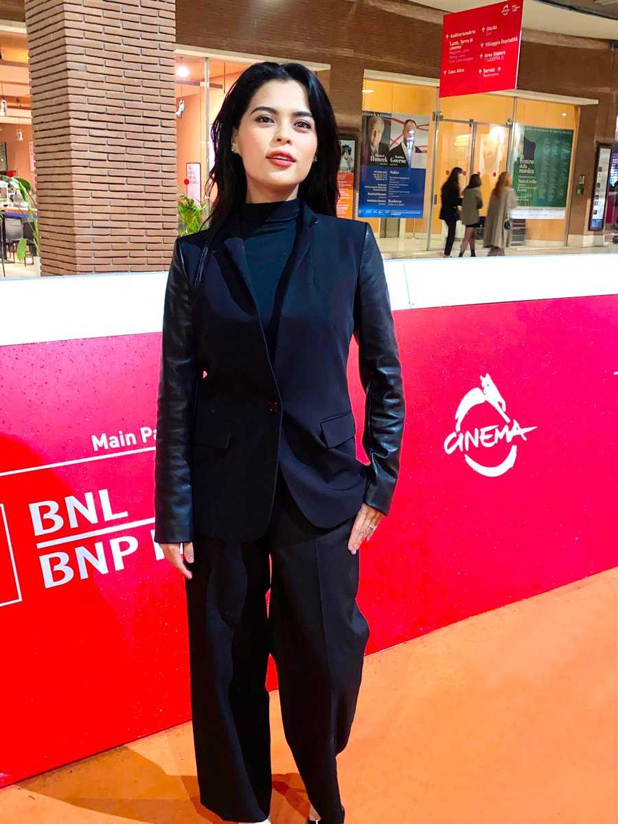 setareh_y's tweet photo. “Performance “ World Premiere at @romacinemafest what a uncomfortable night!
制作に2年かかったこの作品もついに世界初公開の日をローマ映画祭で迎えました。感謝と感動が溢れる現場でした。 #roma #rome #イタリア https://t.co/uibvBP3gHJ