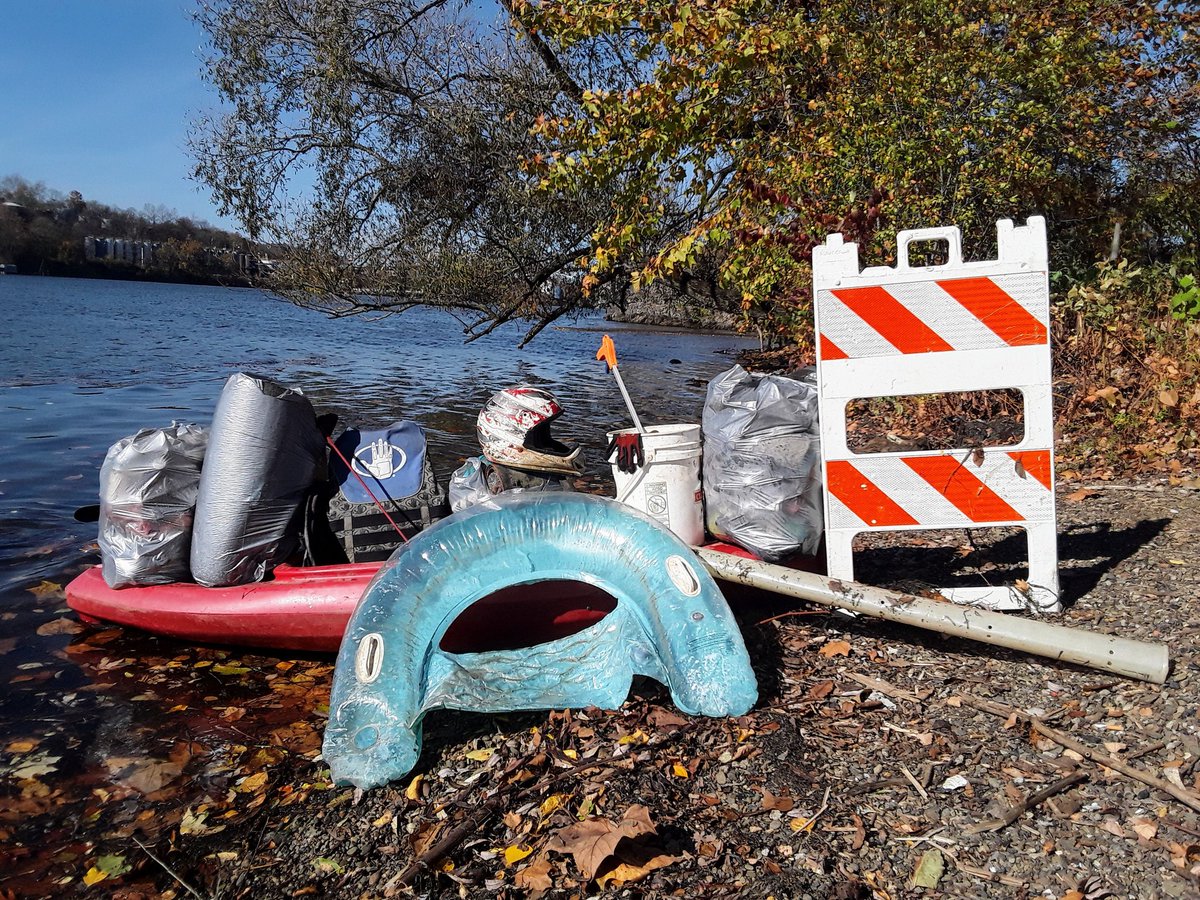 Add a Motorcycle🏍 helmet to the long list of #strangestfind's🤷‍♂️ on Pittsburgh's Ohio River...
4 Earthcleanup Litter bags today, 115 plastic bottles, the helmet, half raft(still inflated), large caution sign, & another freaky eyeball.
Fun times!🚣‍♂️