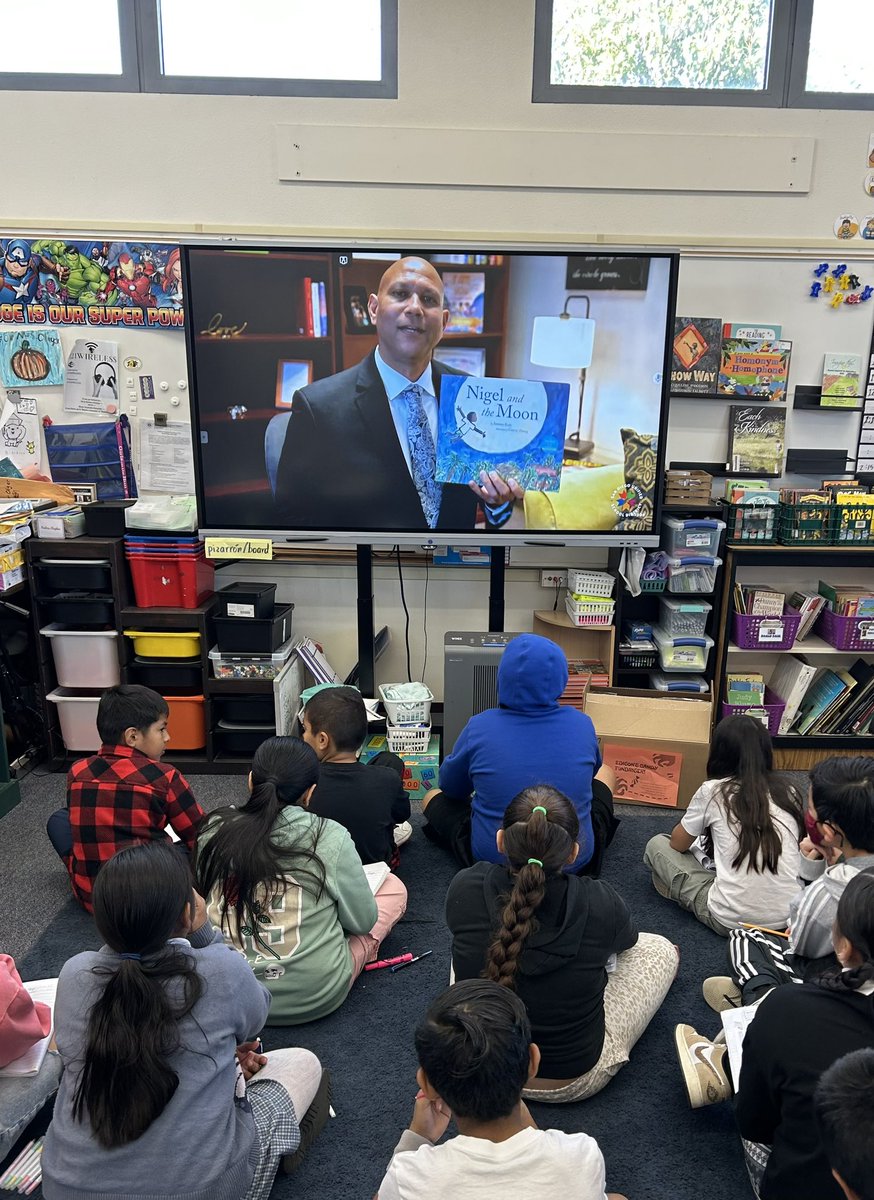 JenOliger's tweet image. Thank you so much @SDPublicLibrary and @sdschools for the inspirational #OneBookOneSanDiego event with @antwan_eady and Gracey Zhang!