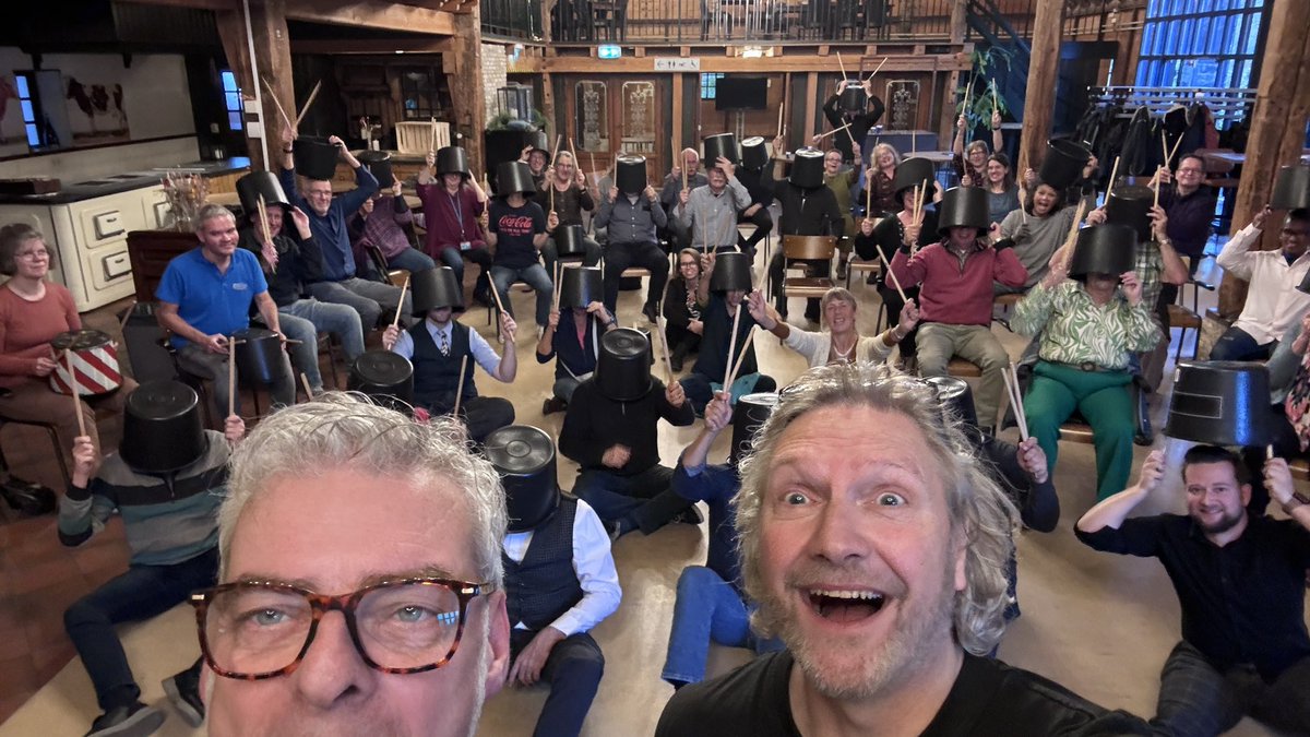 TudorStudio1's tweet photo. Super leuke workshop @emmer_trommelen  gegeven aan vrijwilligers en medewerkers van het Nederlands Openluchtmuseum #Nederlandsopenluchtmuseum https://t.co/yHtSMXdiDB