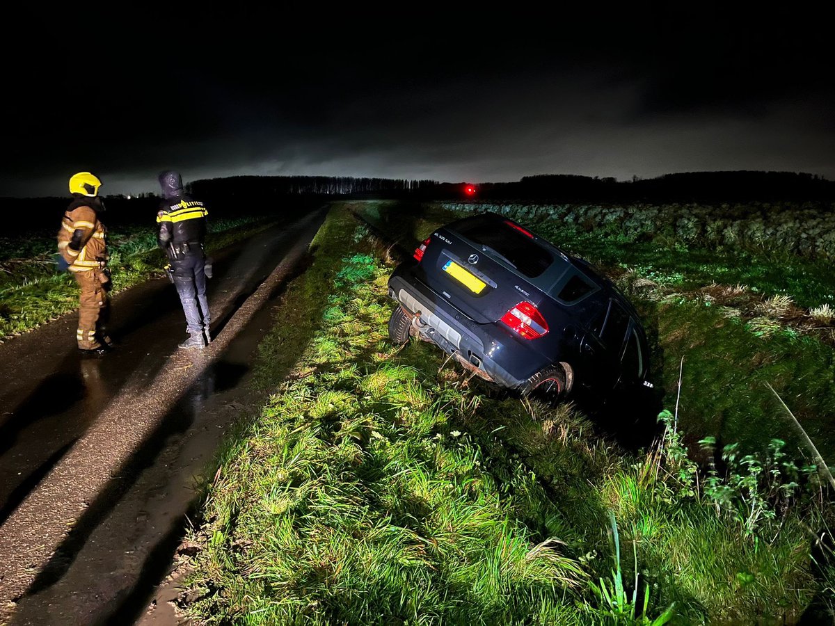 Melding 1: P1 BRT-01 Voertuig te water. Vannacht om 01:21 werden wij gealarmeerd, omdat er een auto in de sloot was aangetroffen. Het was toen nog niet zeker of er sprake was van slachtoffers. Gelukkig bleek dat de eigenaar van de auto veilig en ongedeerd was.

2/3