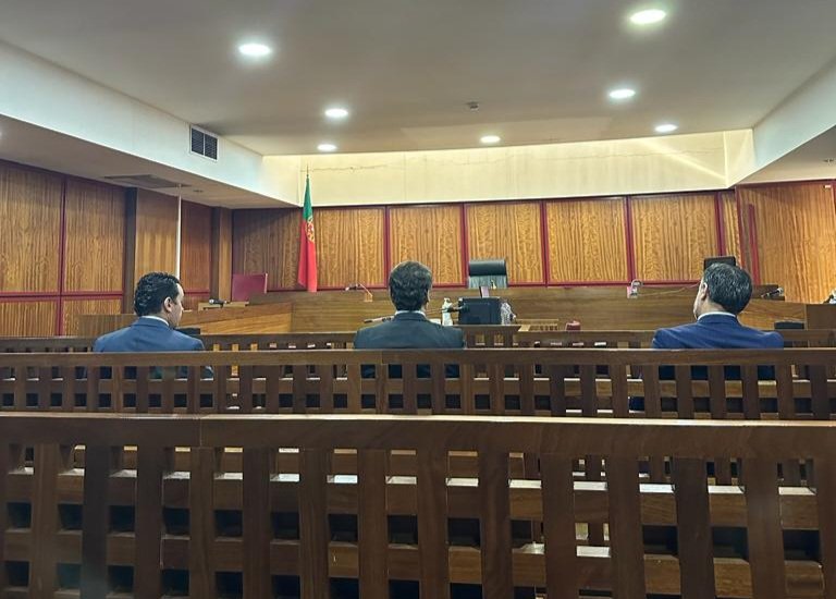 No dia em que era notícia: "Portugal é o 2º país com mais novos casos de infecção por milhão de habitantes no mundo", o Chega fez um jantar sem autorização da Delegação de Saúde com 170 pessoas... hoje em tribunal André Ventura e 2 deputados do Chega respeitaram o distanciamento