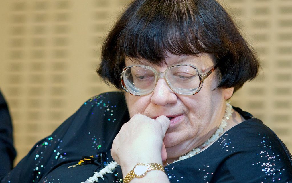 Текст Валерии Новодворской о Ближнем Востоке 2006 года удивляет актуальностью: словно написан в наши дни.

«Теперь о Ближнем Востоке. Я думаю, что осуждать Израиль просто гадко. Когда евреи покорно шли в газовые камеры они всех устраивали. А когда пытаются защититься и выжить, то