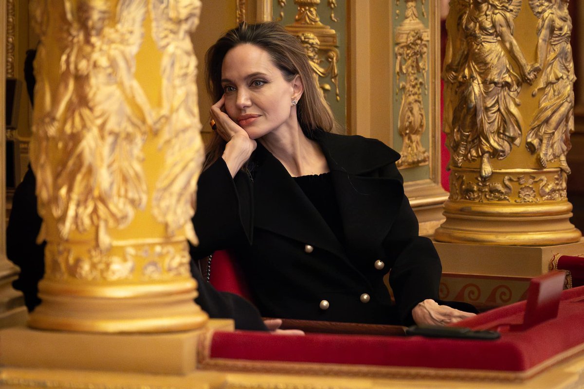 Angelina Jolie assiste ao concerto Réquiem de Verdi no Ópera Estatal Hungara em Budapeste: fasdeangelinajolie.blogspot.com/2023/11/angeli…

#AngelinaJolie, #PabloLarraín, #MariaCallas, #Réquiem, #Verdi, #Opera, #Hungria, #Hungary, #Budapeste, #Budapest, #Movie, #Filme, #Film