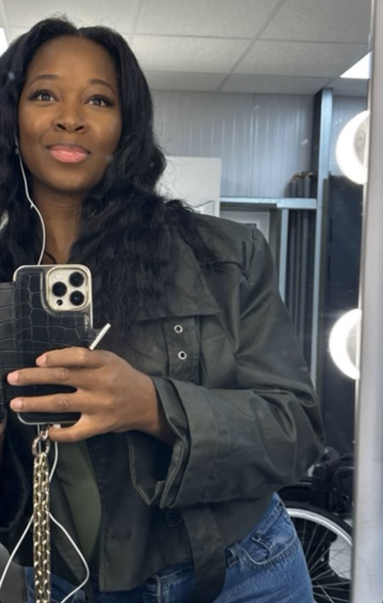 Gorgeous mirror selfie from the beautiful @Jamelia 😍🙌🏿🔥 #jameliadavis #melanin #melanated #brownskin #natiralhair #naturalista #britishcelebrity #britishgirl #brummie