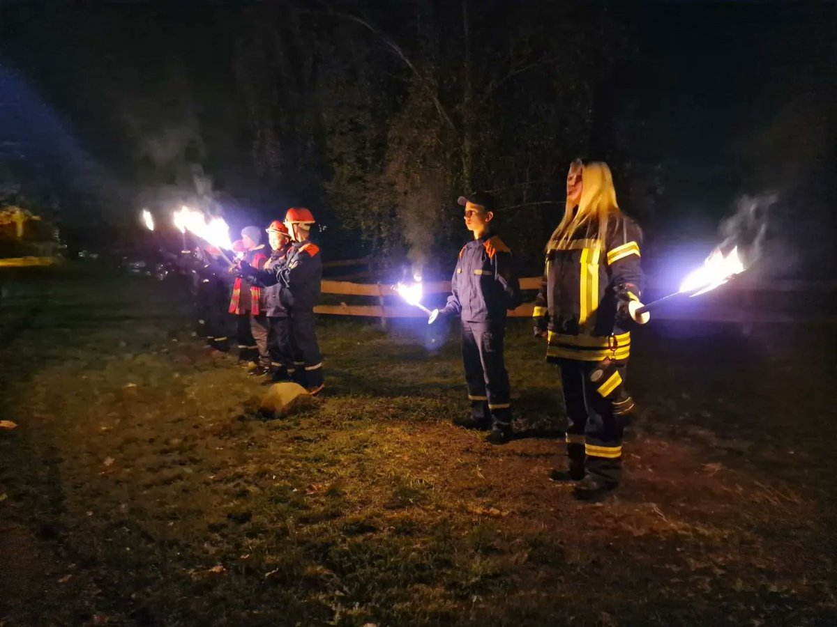 Gemeinsam ist nicht nur ein Slogan 👩‍🚒👨‍🚒🚒😊

Heute sicherten die Mitglieder der JFW und Einsatzabteilungen aus Gosda 1 und Trebendorf gemeinsam den Lampionumzug der Kita "Bienchen" ab. Zu Gast war ebenfalls das Maskottchen des FC Energie Cottbus.