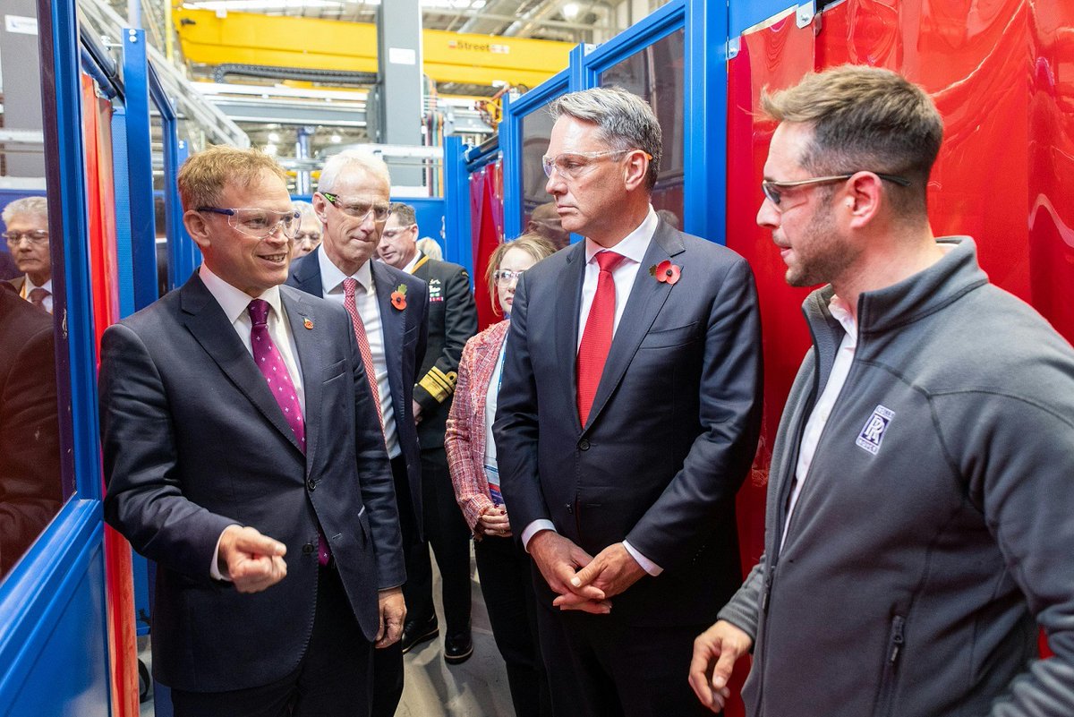 Today, we welcomed Australia's Deputy Prime Minister &amp; defence Minister, The Hon @‌richardmarlesmp, &amp; the UK's Secretary of State for Defence, Rt Hon @‌grantshapps, to our Submarines site in Derby. 🤝
ow.ly/NZW950Q46SV

#AUKUS #rollsroyce #submarines
