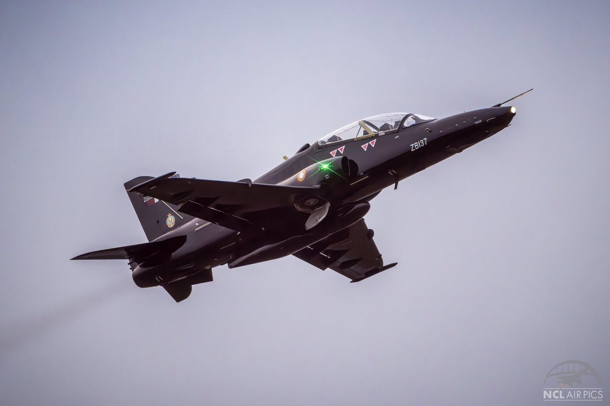 🇶🇦 Qatari Emiri Air Force 11SQN Hawk ZB137 from @RAF_Leeming blasting through @NCLairport yesterday for a practice diversion over runway 07 @11SqnQEAF #Aviation