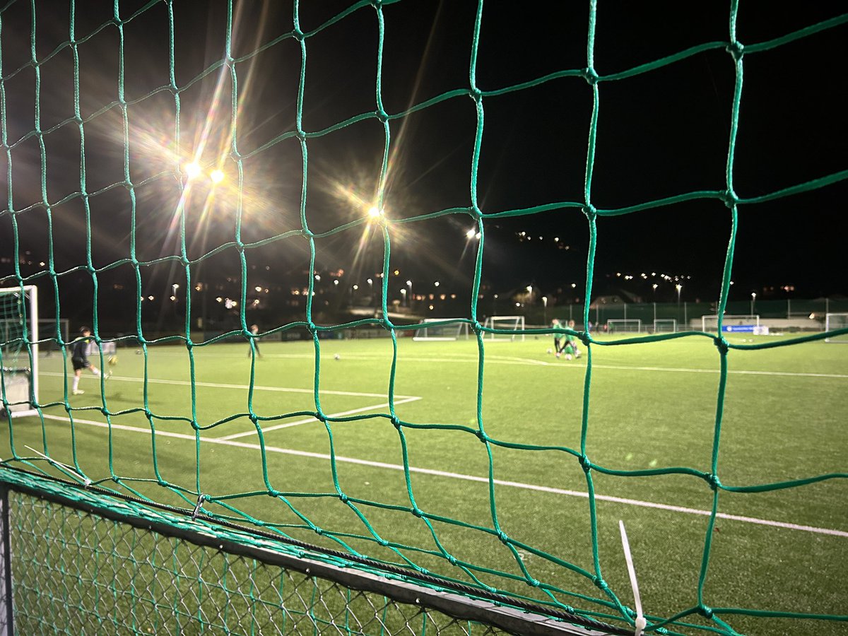 BEltervaag's tweet photo. Molde kommune har mørklagt alle sine fotballbaner. @Traeff holder sine åpne for aktivitet her er 15 ungdommer på banen når klokken er 2035 #samfunnsansvar #bjeffbjeff https://t.co/Vd9gd0bRN9