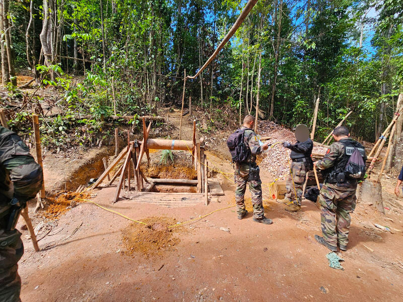 Anti-mining activity in French Guiana (Oct 23). 12 mines destroyed. The illegal gold miners (garimpeiros) hide the tools and gold ore at bottom of galleries as they know the security forces won't enter due to being too dangerous. @RichemondBarak @SapperGeologist