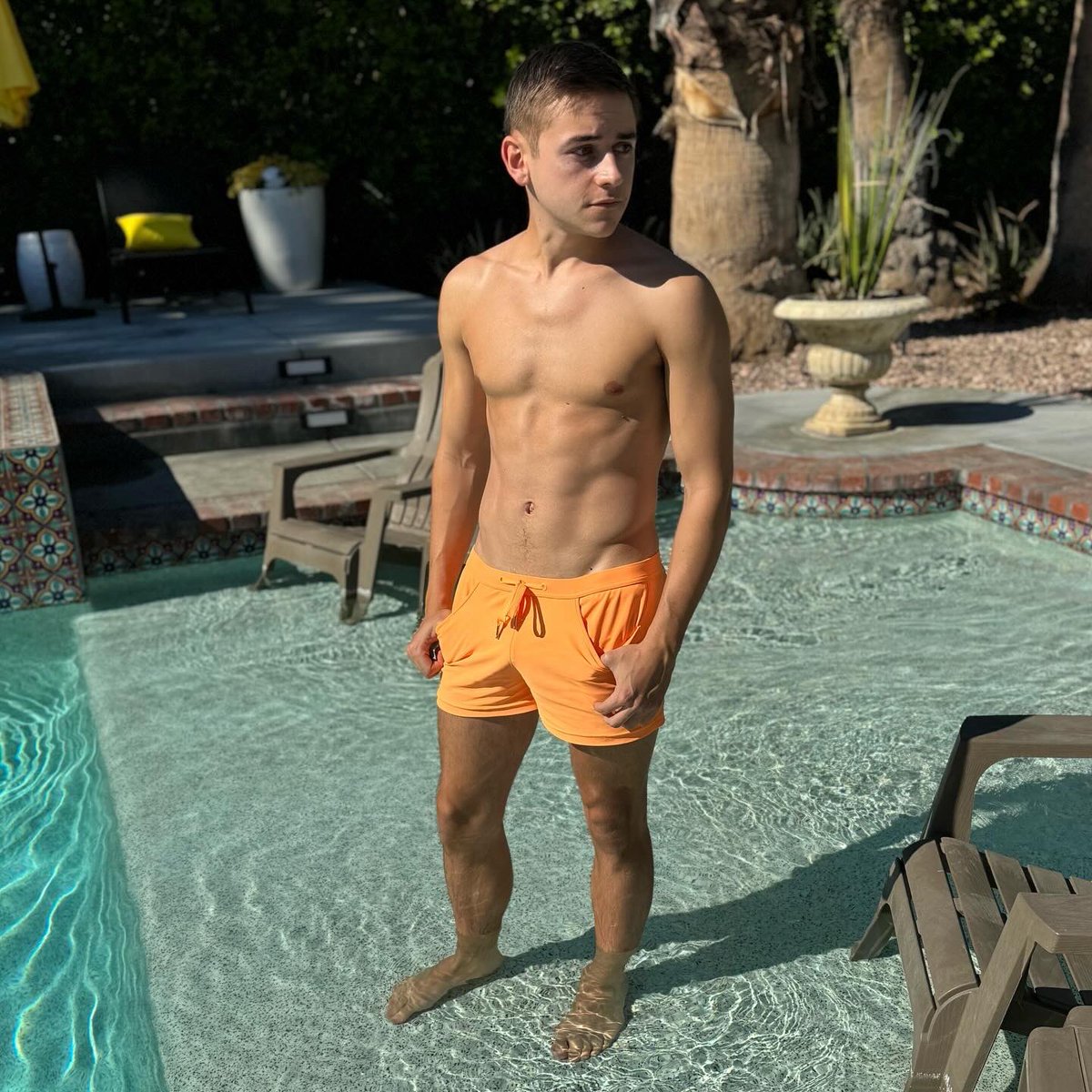 twinkstann's tweet photo. RP if you’d hire me as your pool
boy 🌞🛎️ https://t.co/MDV2qnvPRH