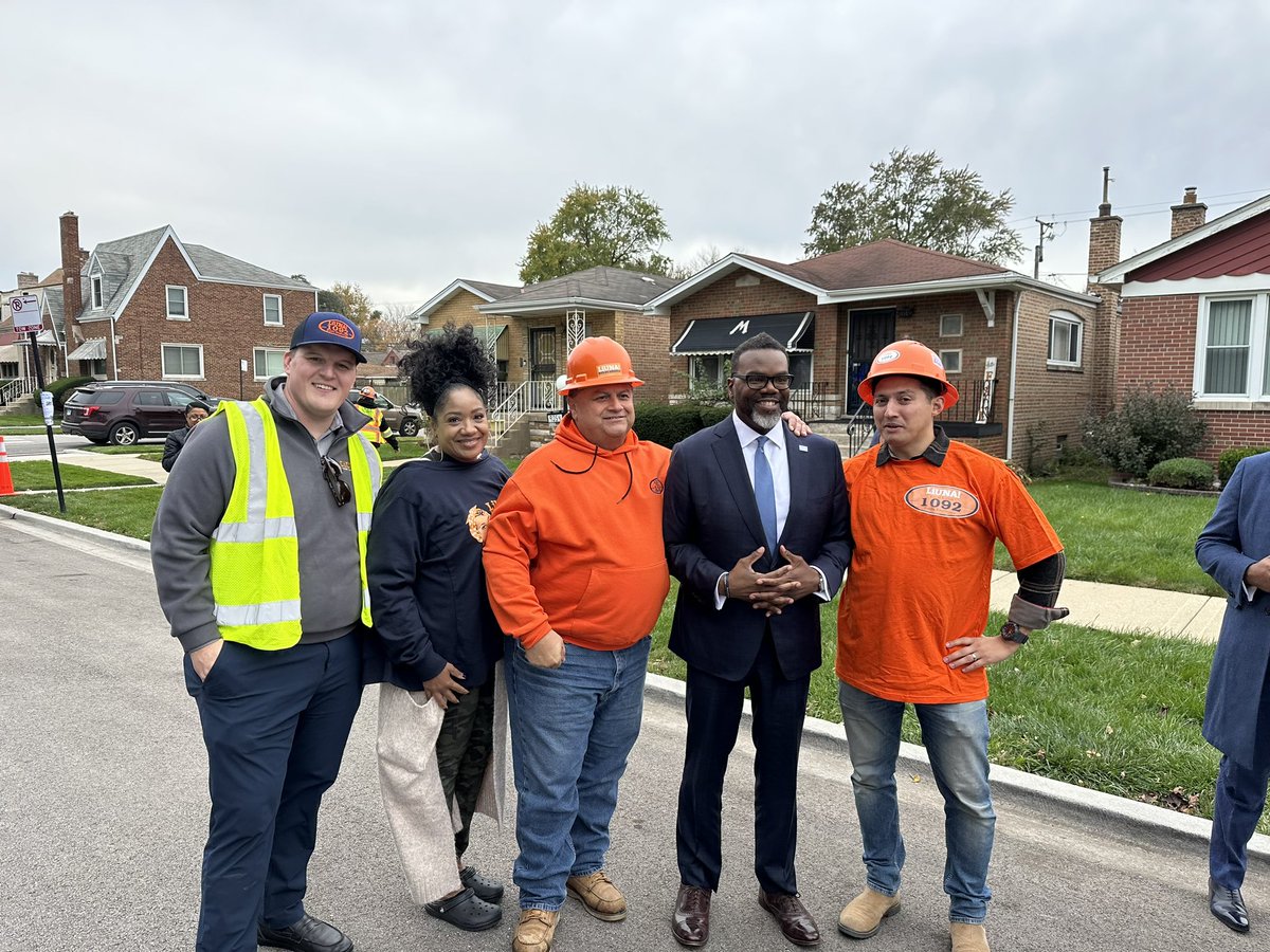 LIUNA's tweet photo. Proud moment for #LIUNA Local 1092 as we stand with @SenatorDurbin @SenDuckworth @radhikafox @ChicagosMayor @EPA and other leaders in Chicago, the epicenter of lead hazards in the US, announcing the replacement of 30,000+ toxic lead water pipes. #LIUNABuilds #gettheleadout https://t.co/Pm9j4JAXBH