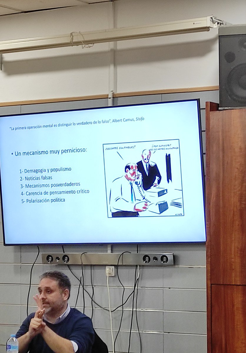 MachadoG98's tweet photo. Con el profesor de @UCOLetras @ManuelBermudezV en su ponencia titulada
"La maldición de Casandra: demagogia y populismo como los grandes enemigos de la democracia del siglo XXI" https://t.co/zYq8OPCgm6