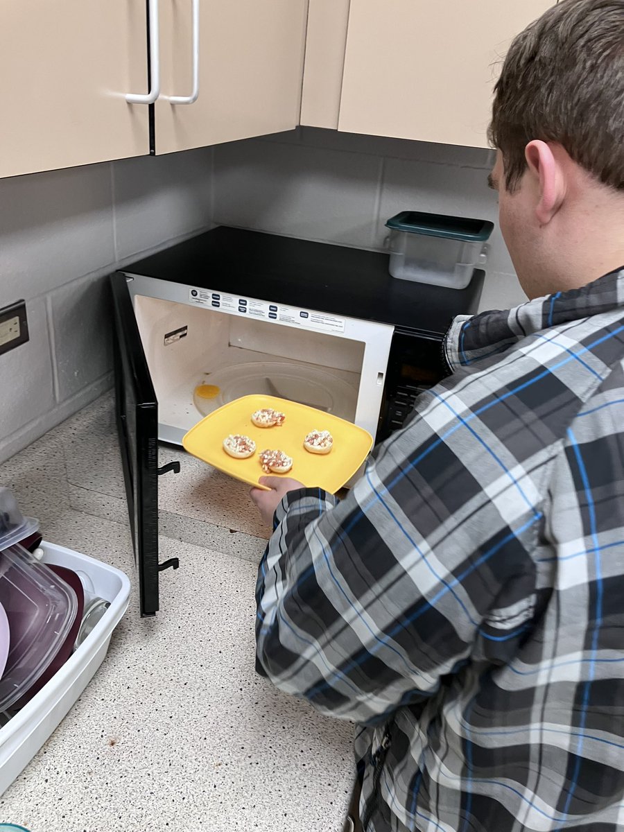 TheReddixJosh's tweet photo. Today we learned some very important information, when pizza’s on a beagle you can have pizza anytime!! 😁 We also learned to read the directions on the box and use the microwave. https://t.co/DR9228a4vP
