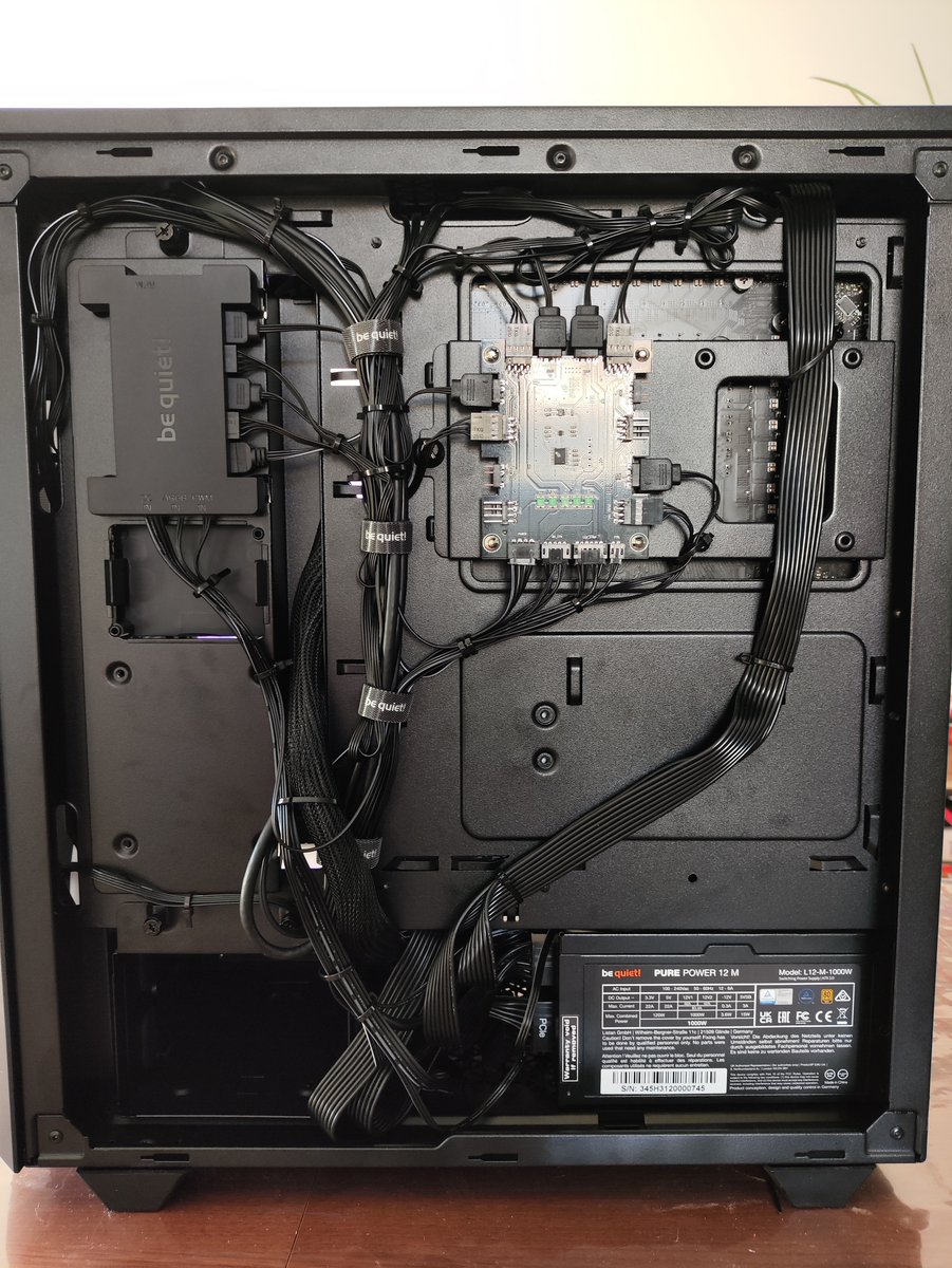 AFAB_Informatiq's tweet photo. Voici à quoi ressemble le câble management du PC gamer be quiet! à 2000€ que vous avez vu dans cette vidéo: https://t.co/KOFQkDfSss
#cablemanagement #montagepc #pc #pcgamer #gaming #Intel #i5 #13600K #bequiet! #MSI #Z790 #DDR5 #6400mhz #SSD #Samung #970EVOPlus #AMD #amdradeon https://t.co/Wihv5Jhbgo