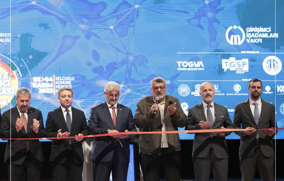 rizaozer61's tweet photo. Türkiye Girişimci Buluşması'nda yüzlerce girişim arasında en iyilerinin özenle belirlendiği programımızın açılışını gerçekleştirdik.
#rızaözer #revmen @givorgtr
📍Türkiye Girişimci Buluşması/Konya https://t.co/fmJcU3ZNOF